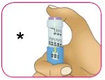 A hand holds vertically a white cylindrical container with a black graduated scale and a blue base on a white background