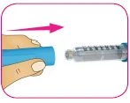 A hand holds a blue injection pen while a pink arrow indicates the movement of inserting a transparent syringe into the device