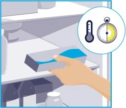 Una mano preleva una scatola di medicinali da un frigorifero con icone di termometro e cronometro in un cerchio in alto a destra