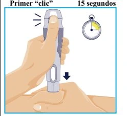 Mani che tengono un autoiniettore premuto contro la pelle con una freccia verso il basso e un cronometro che indica 15 secondi