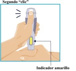 Una mano impugna un dispositivo medico grigio con un indicatore giallo visibile mentre viene premuto verso la pelle della mano opposta