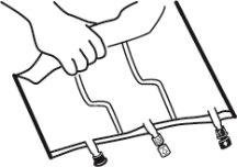 Disegno lineare di mani che tengono e aprono una confezione di fiale mediche collegate a tubicini sottili su un supporto piatto