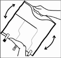 Disegno tecnico che mostra due mani che piegano e manipolano un foglio rettangolare con frecce curve che indicano il movimento di piegatura