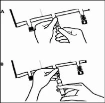 Disegno tecnico in due fasi che mostra due mani che maneggiano una siringa per aspirare o iniettare un liquido da un flacone medico