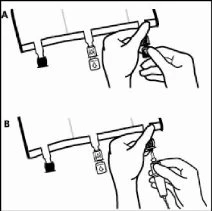 Disegno tecnico diviso in due parti che mostra le mani che manovrano un dispositivo medico con un tubo e un connettore a scatto