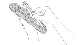 Disegno tecnico di due mani che impugnano un dispositivo medico per l'iniezione con una scala graduata visibile sulla parte superiore