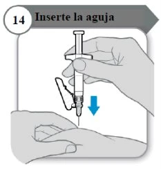 Una mano tiene una siringa con un ago rivolto verso il basso e una freccia blu indica il movimento di inserimento verso la base della siringa