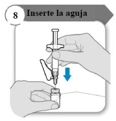 Una mano tiene una siringa e la inserisce in un piccolo flacone di vetro tenuto fermo dall'altra mano con una freccia blu verso il basso