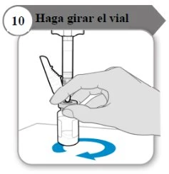 Una mano tiene una siringa sopra un flaconcino di vetro e lo fa ruotare seguendo una freccia blu circolare su sfondo bianco