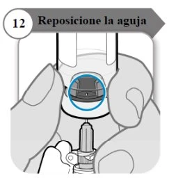 Illustrazione medica che mostra due mani che impugnano un dispositivo medico con un cerchio blu che evidenzia la parte superiore dell'ago