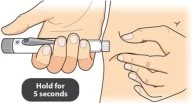 Una mano impugna una penna iniettiva contro la pelle dell'addome mentre l'altra mano tiene ferma la zona con la scritta Hold for 5 seconds