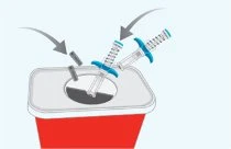Diagramma che mostra due siringhe con impugnatura blu che vengono inserite in un contenitore rosso e bianco tramite frecce grigie direzionali