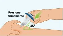 Due mani tengono una siringa con l'ago rivolto verso l'alto per controllare le bolle d'aria
