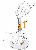 Una mano tiene una siringa e la spinge verso il basso su un flacone di vetro mentre l'altra mano sostiene la base del contenitore