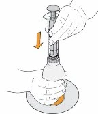 Una mano preme lo stantuffo di una siringa verso il basso mentre l'altra mano sostiene la base di un flacone di medicinale