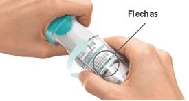 Two hands holding a white and blue cylindrical medical device rotating it to the right as indicated by a blue arrow and the text 'Flechas'
