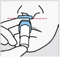 Disegno schematico di una mano che tiene un dispositivo medico azzurro e bianco sotto il naso di una persona seguendo una linea tratteggiata rossa
