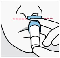 Una mano tiene un dispositivo medico bianco e azzurro contro la guancia di una persona seguendo una linea tratteggiata rossa orizzontale