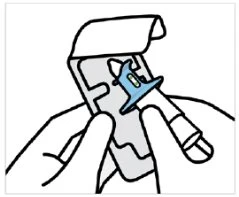 Disegno stilizzato di una mano che tiene un dispositivo medico con un cappuccio protettivo azzurro e una parte bianca cilindrica