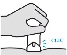 Disegno stilizzato di una mano che preme un dispositivo medico sulla pelle con la scritta clic che indica l'attivazione del meccanismo