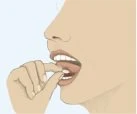 Profilo di una persona che inserisce una compressa nella bocca aperta con la mano che tiene il farmaco vicino alle labbra