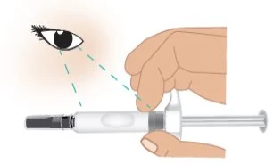 An eye observes through dashed lines the correct hand position holding a medical injection pen horizontally