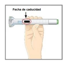 Una mano tiene un dispositivo medico cilindrico e una freccia indica la data di scadenza evidenziata da un cerchio rosso sul corpo del dispositivo