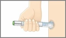 Una mano impugna orizzontalmente una penna iniettore medica per applicarla sulla superficie della pelle del corpo