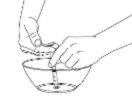 Disegno a linee nere che mostra due mani che immergono un oggetto in una ciotola contenente del liquido