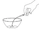 Una mano tiene una siringa con un ago sottile che viene immerso in una ciotola contenente del liquido