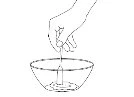 Una mano tiene una fiala sopra una ciotola per versare il contenuto liquido all'interno del contenitore