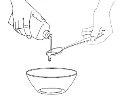 Due mani versano un liquido da un flacone in un cucchiaino che sovrasta una ciotola vuota in un disegno lineare bianco e nero