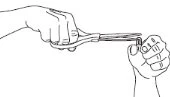 Disegno a linee nere che mostra una mano che impugna un paio di forbici per tagliare un piccolo oggetto tenuto da un'altra mano