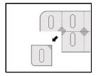 Diagramma che mostra come separare un modulo quadrato da un foglio più grande tramite una linea tratteggiata e una freccia nera