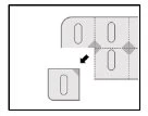 Diagramma tecnico che mostra il distacco di un quadratino con un foro ovale da una striscia di adesivi più grande tramite una freccia nera