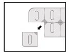 Diagramma schematico che mostra il distacco di un pezzo rettangolare da un foglio di medicazione con una freccia nera che indica il movimento