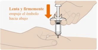 Mani che tengono una siringa su un braccio con una freccia arancione che indica di spingere verso il basso lo stantuffo lentamente e con decisione