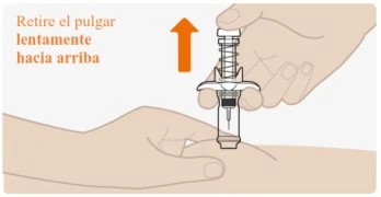 Una mano solleva verticalmente un dispositivo medico con una freccia arancione verso l'alto