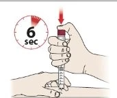 Una mano preme il pulsante superiore di un autoiniettore appoggiato sulla pelle mentre un orologio indica un tempo di 6 secondi