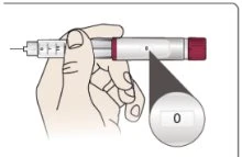 Una mano impugna una penna iniettore con il dosaggio impostato su zero, evidenziato da un ingrandimento circolare che mostra il numero 0
