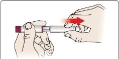 Due mani tengono una penna iniettiva mentre una freccia rossa indica il movimento di scorrimento del cappuccio verso destra