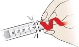 Due mani tengono e ruotano una siringa graduata con un movimento a zig-zag indicato da una linea rossa ondulata