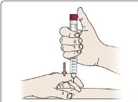 Una mano impugna una siringa con l'ago rivolto verso il dorso della mano sinistra per un'iniezione sottocutanea indicata da una freccia rossa