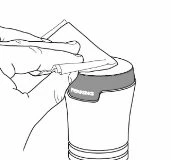 Una mano tiene una penna iniettiva e la posiziona sopra il cappuccio di un contenitore cilindrico per la preparazione del farmaco