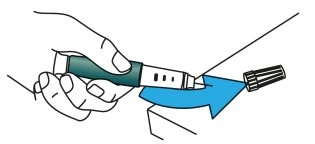 Una mano impugna una penna iniettiva per rimuovere il cappuccio protettivo indicato da una freccia azzurra verso destra