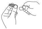 Due mani stilizzate che separano con delicatezza un piccolo oggetto cilindrico o un tappo di protezione tramite una leggera trazione