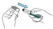 Due mani che maneggiano un dispositivo medico con una freccia azzurra che indica il movimento di inserimento di un componente nel corpo principale