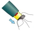 Illustrazione di una mano che tiene un dispositivo medico cilindrico giallo e verde con una freccia azzurra che indica il movimento verso il basso