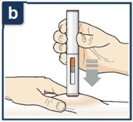 Una mano tiene una penna iniettore verticale mentre l'altra mano preme la pelle della coscia per preparare l'iniezione con una freccia verso il basso