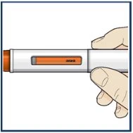 Due mani tengono orizzontalmente un dispositivo medico a forma di penna bianca con una finestra centrale che mostra un liquido arancione